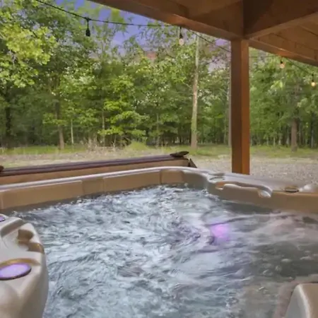 Deluxe Forest Haven Hot Tub Sleeps 10
